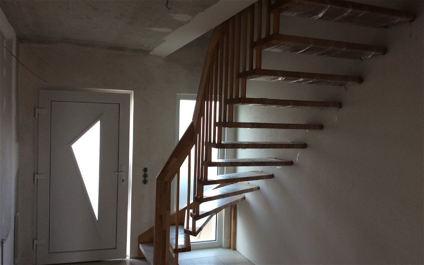 Die Treppe vom Erdgeschoss zum Dachgeschoss wird als Massivholztreppe ausgeführt.