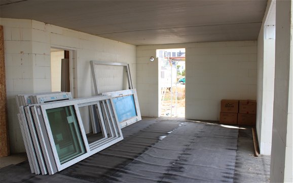 In Marbach werden die Fensterprofile eingebaut.