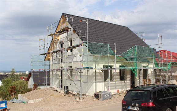 Die Dachdeckerarbeiten sind abgeschlossen und es geht an den Innenausbau.