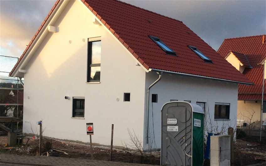 Das Kern-Haus in Remstädt erhält den Außenputz.