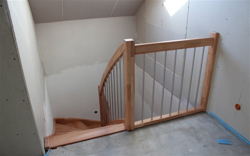 Mit hochwertigen Stufen aus massiver Buche wird diese Treppe noch jahrelang Freude bereiten.