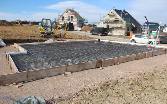 In Marbach werden die Entwässerungsleitungen verlegt und die Bodenplatte erstellt.
