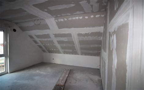Im Ober- bzw. Dachgeschoss werden Trittschallschutzplatten eingebaut.