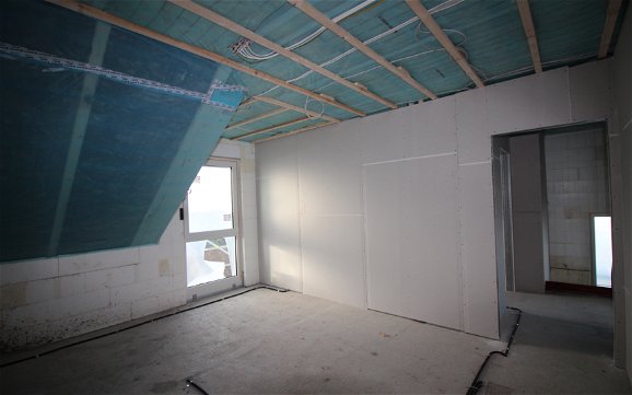 Die nicht tragenden Wände werden als Metallständerwerk mit einer Beplankung aus Gips-Ausbauplatten erstellt.
