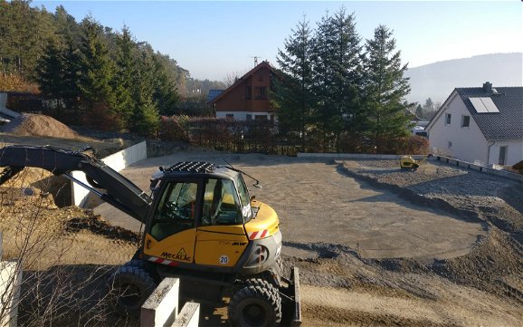 In Stedten wird das Grundstück nach der Grundsteinlegung für den Baubeginn vorbereitet.