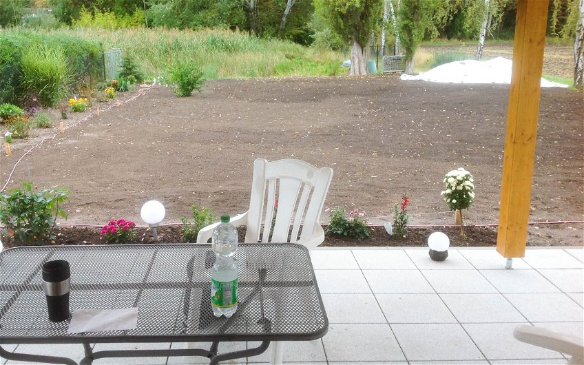 fertige Terrasse mit Blick in Garten
