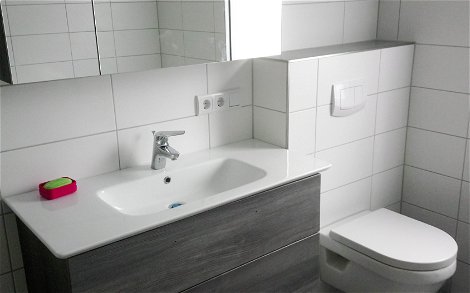 Bad mit WC in grau-weiß