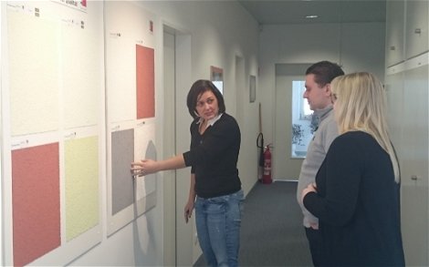 Bauleiterin erklärt Bauherren Außenputz im Kompetenzzentrum Magdeburg