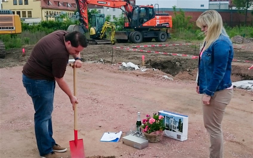 Bauherr gräbt Loch für Grundsteinkassette bei Grundsteinlegung