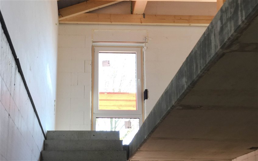 Treppenaufgang mit Blick auf Kämpferfenster im Obergeschoss