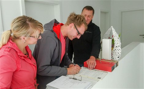 Bauherren bei Hausabnahme mit Kern-Haus Bauleiter in Weißenfels