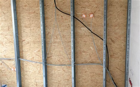Trockenbauwand mit Steckdosen und Leitungen in Kern-Haus Stadtvilla in Lettin