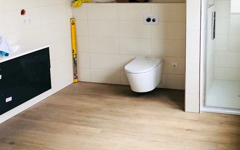 Bad mit Dusche, WC und Wanne im Obergeschoss der Kern-Haus Stadtvilla in Halle Ammendorf 