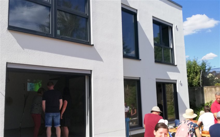 Kern-Haus Bauhaus mit Bierbänken und Gästen zum Kern-Haus Rohbaufest in Halle Giebichenstein