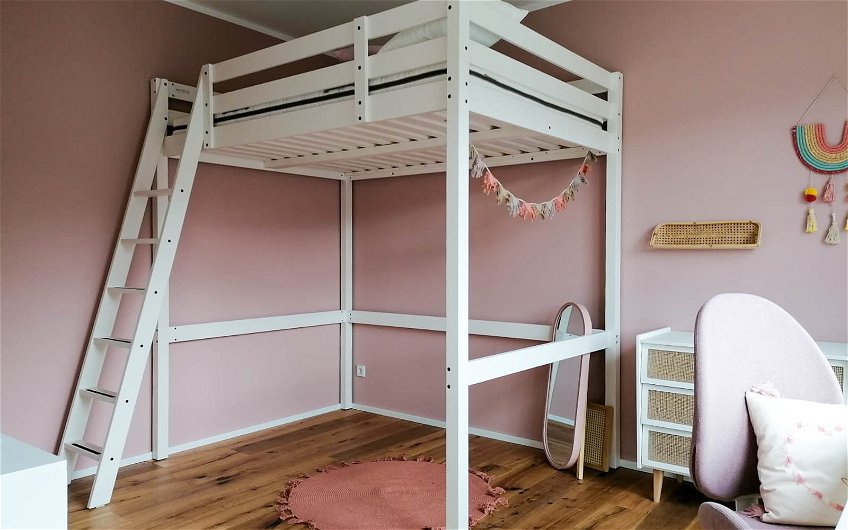 Hochbett im Mädchenzimmer vor rosa Wand des Kern-HAus Modus in Halle Giebichenstein