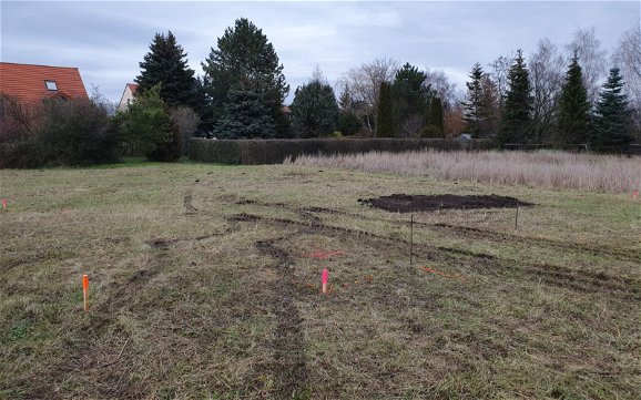 Grundstück vor Baubeginn mit Grobabsteckung für Kern-Haus in Braschwitz