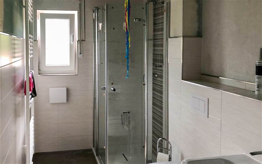 Gästebad fertig gefliest mit Dusche in Kern-Haus Signum in Halle Braschwitz