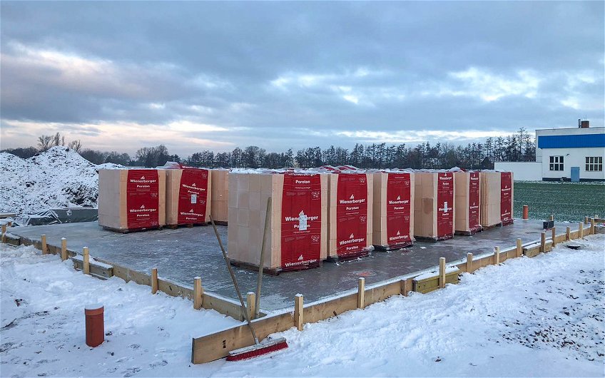 Fertigstellung der Bodenplatte und bereitgestellte Ziegel für Kern-Haus in Halle Reideburg