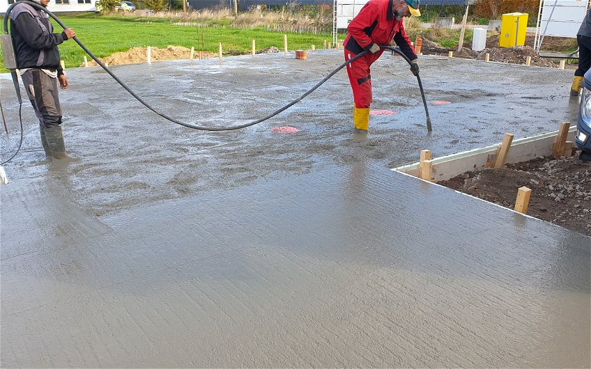 Gießen des Betons für Bodenplatte für Kern-Haus Gredo in Halle Reideburg