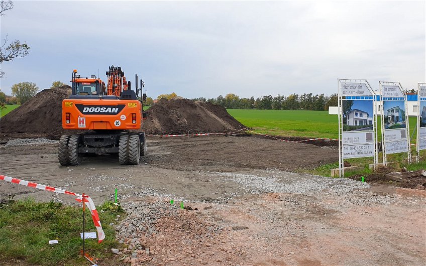 Bagger bei Tiefbauarbeiten auf Grundstück für Kern-Haus Gredo in Halle Reideburg