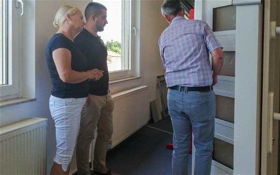 Bauherren bemustern Haustüren mit Kern-Haus Mitarbeiter in Magdeburg