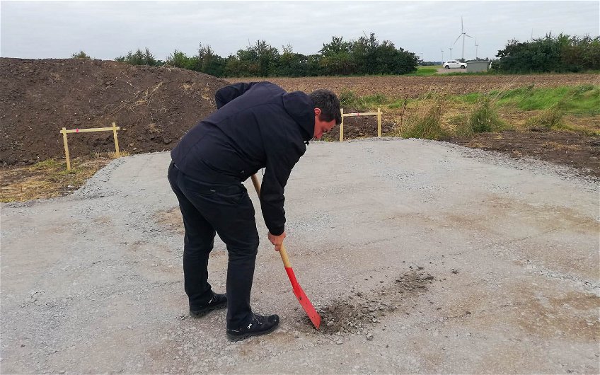 Bauherr beim Ausheben des Loches bei Grundsteinlegung für KErn-HAus in Queis
