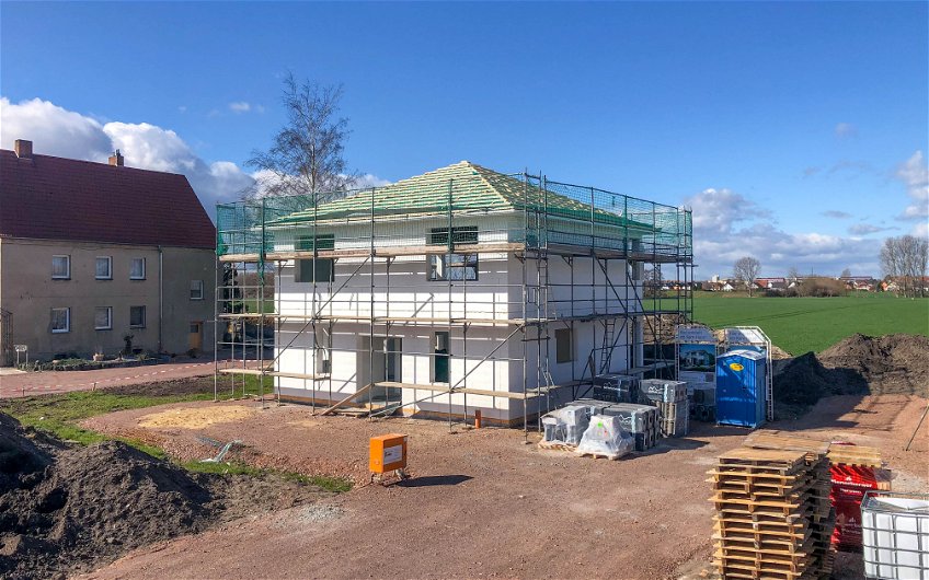 Fertigstellung des DAchstuhls für KErn-Haus STadtvilla in Halle REideburg