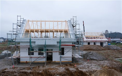 Kern-Haus Halle Landsberg Massivhaus Hausbau Eigentum gesund wohnen Energiesparen DuoTherm stabilste Bauweise Dachstuhl Sparren