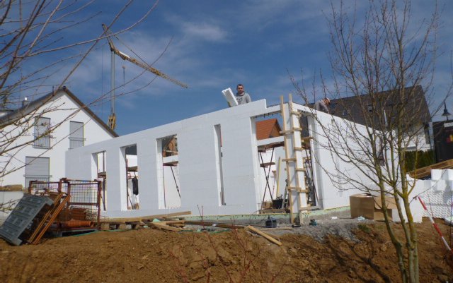 Bau des Erdgeschosses des Einfamilienhauses Signum Plus von Kern-Haus in Talheim