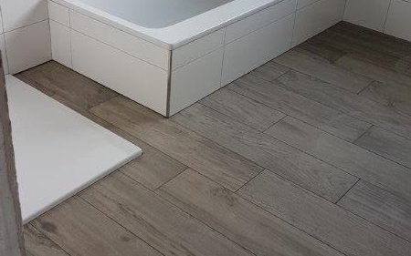 Abgeschlossene Fliesenarbeiten im Badezimmer in der individuell geplanten Doppelhaushälfte Twin XL von Kern-Haus in Bammental
