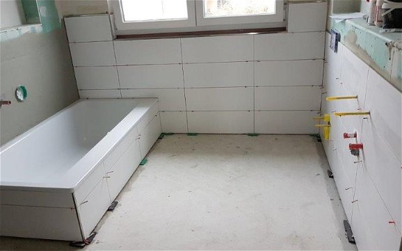 Verlegung der Fliesen im Badezimmer in der individuell geplanten Doppelhaushälfte Twin XL von Kern-Haus in Bammental