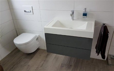 Waschbecken und Toilette im Badezimmer in der individuell geplanten Doppelhaushälfte Twin XL von Kern-Haus in Bammental