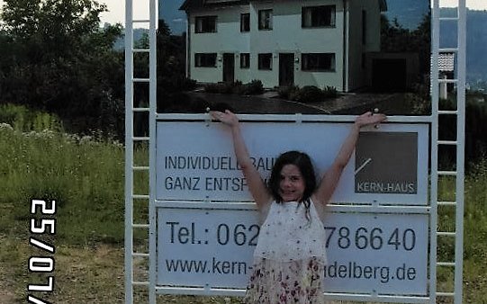 Baustellenschild auf dem Grundstück für die individuell geplante Doppelhaushälfte Twin XL von Kern-Haus in Bammental