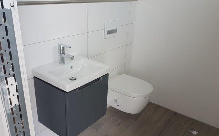 Gäste-WC in der individuell geplanten Doppelhaushälfte Twin XL von Kern-Haus in Bammental