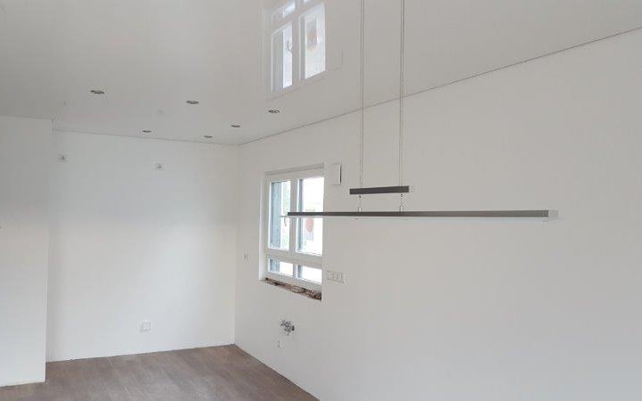 Lackspanndecke in Küche und Esszimmer in der individuell geplanten Doppelhaushälfte Twin XL von Kern-Haus in Bammental