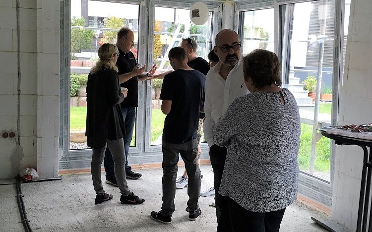 Gäste beim Rohbaufest im individuell geplanten Einfamilienhaus Vision Plus von Kern-Haus in Nußloch