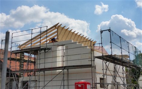 Bau des Dachstuhls des individuell geplanten Einfamilienhauses Vision Plus von Kern-Haus in Nußloch