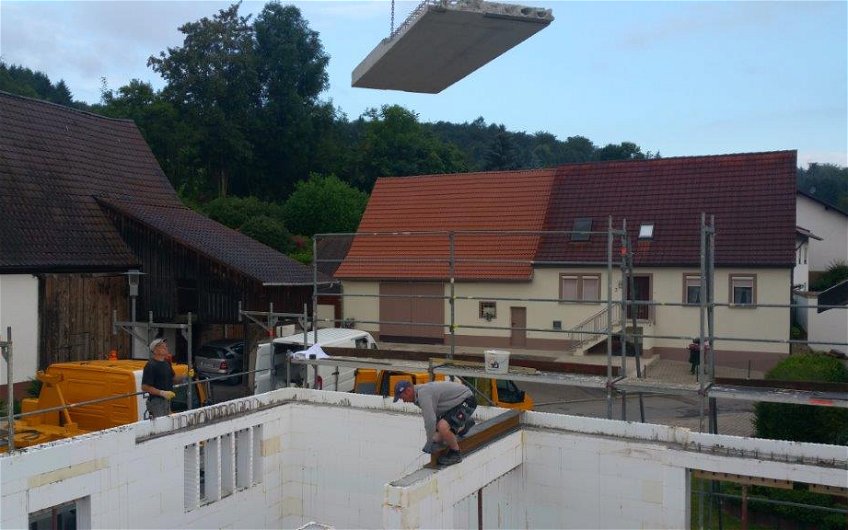 Verlegung der Erdgeschossdecke des individuell geplanten Einfamilienhauses Vision Plus von Kern-Haus in Nußloch