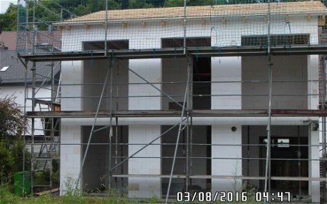 Rohbau des individuell geplanten Einfamilienhauses Vision Plus von Kern-Haus in Nußloch mit Dachstuhl