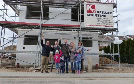 Baufamilie und Kern-Haus-Mitarbeiter beim Richtfest in der individuell geplanten Doppelhaushälfte Twin XXL von Kern-Haus in Viernheim