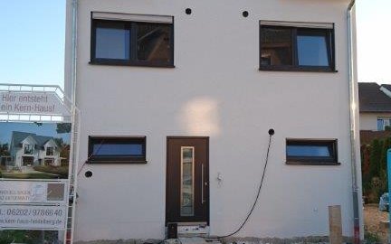 Die individuell geplante Doppelhaushälfte Twin XXL von Kern-Haus in Viernheim mit fertiger Fassade