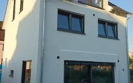 Die individuell geplante Doppelhaushälfte Twin XXL von Kern-Haus in Viernheim mit fertiger Fassade