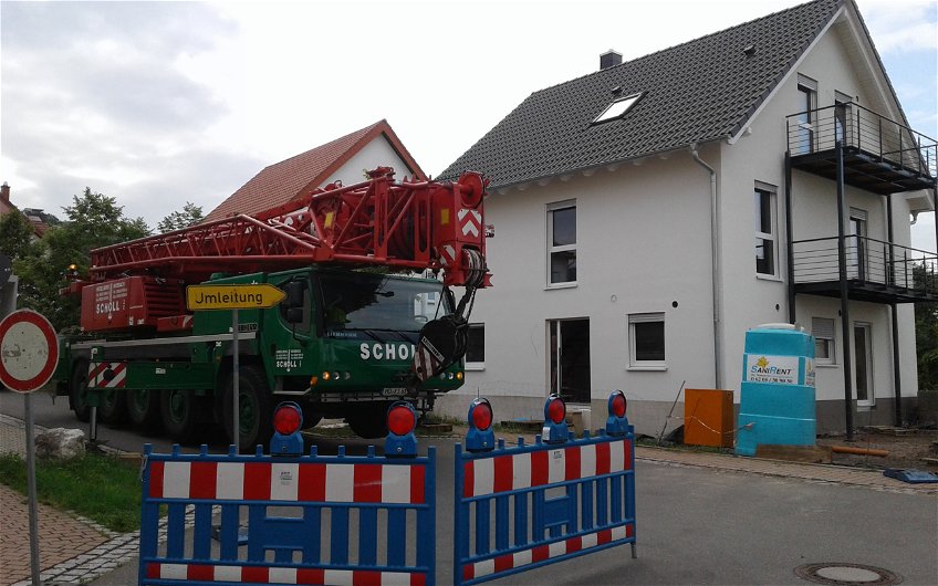 Anlieferung der Garage für das individuell geplante Einfamilienhaus Luna von Kern-Haus in Schriesheim