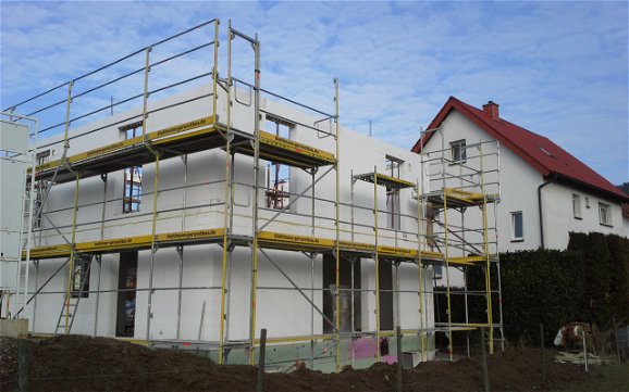 Bau der Wände des individuell geplanten Einfamilienhauses Luna von Kern-Haus in Schriesheim