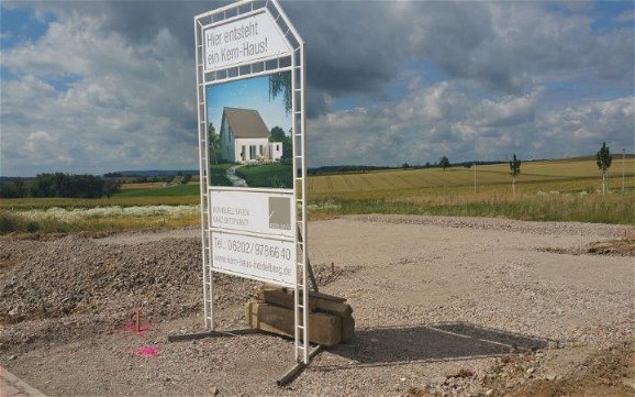 Baustellenschild auf dem Grundstück für das individuell geplante Einfamilienhaus Luna von Kern-Haus in Bad Wimpfen