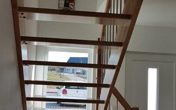 Massivholztreppe im individuell geplanten Einfamilienhaus Luna von Kern-Haus in Bad Wimpfen