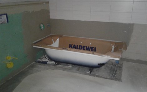 Fliesenarbeiten im Badezimmer des frei geplanten Einfamilienhauses von Kern-Haus in Jagsthausen