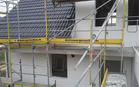 Rohbau des frei geplanten Einfamilienhauses von Kern-Haus in Jagsthausen mit eingedecktem Dach