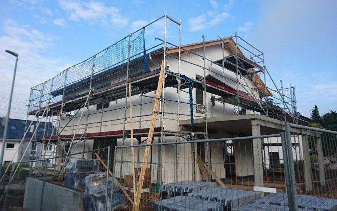 Rohbau des frei geplanten Einfamilienhauses von Kern-Haus in Gaggenau-Ottenau mit eingedecktem Dach