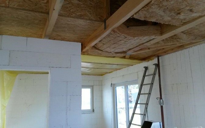 Dämmung der Obergeschossdecke des frei geplanten Einfamilienhauses von Kern-Haus in Gaggenau-Ottenau